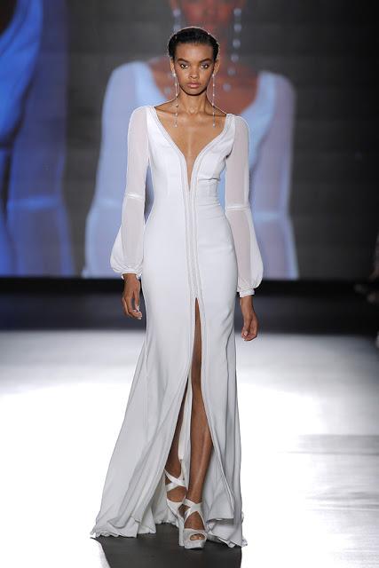 La colección Rosa Clará 2019 presentada en la BBFW envuelve el cuerpo de la mujer seduciendo y haciéndolo más bello si cabe...