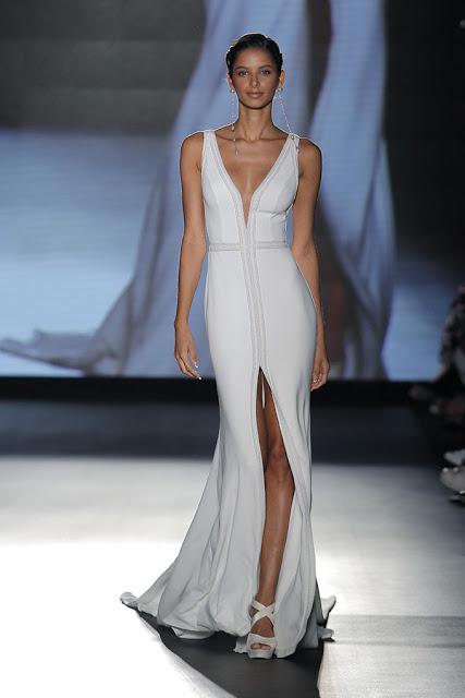 La colección Rosa Clará 2019 presentada en la BBFW envuelve el cuerpo de la mujer seduciendo y haciéndolo más bello si cabe...