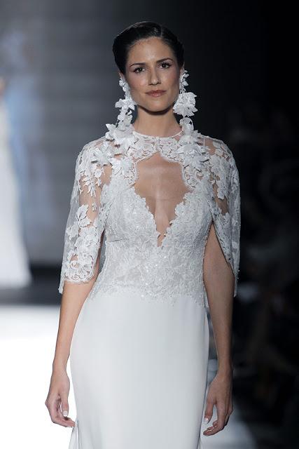 La colección Rosa Clará 2019 presentada en la BBFW envuelve el cuerpo de la mujer seduciendo y haciéndolo más bello si cabe...