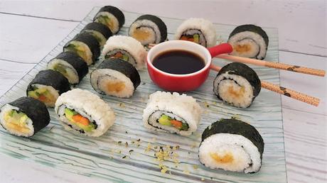 Sushi vegano casero relleno de fruta y verdura