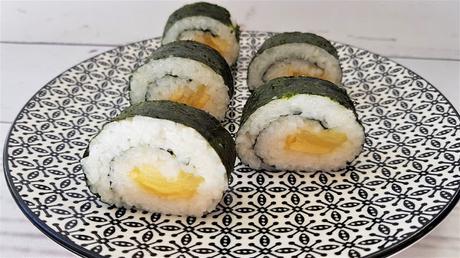 Sushi vegano casero relleno de fruta y verdura