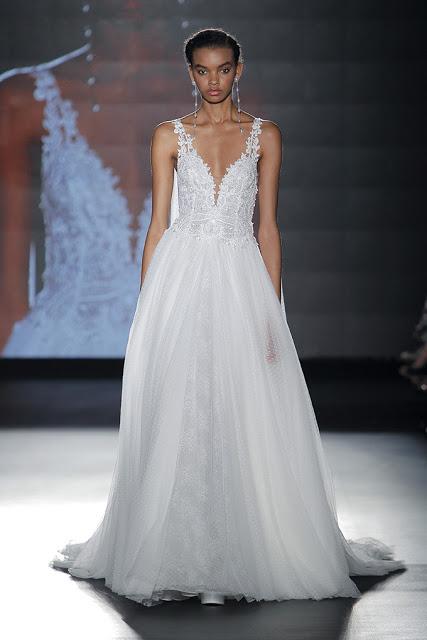 La colección Rosa Clará 2019 presentada en la BBFW envuelve el cuerpo de la mujer seduciendo y haciéndolo más bello si cabe...