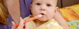 ¿Debo aplicar geles o cremas anestésicos para las encías de mi bebé mientras están saliendo los dientes? ¿Es seguro darle analgésicos a mi bebé cuando está saliendo de la dentición?