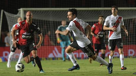 COLON Y RIVER CIERRAN LA FECHA. En Santa Fe, ColÃ³n recibe al millonario en el cierre de la fecha 26. (Jose Almeida)
MIRÃ� TODA LA FOTOGALERÃ�Aâ€” alt=
