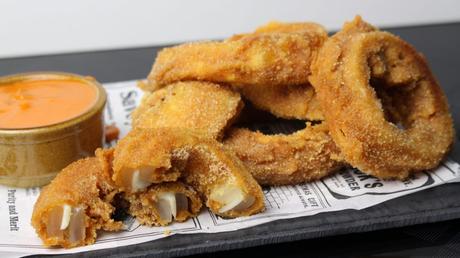 Crujientes Aros de cebolla rellenos de queso