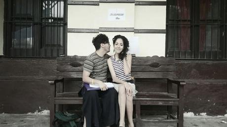 “Te leo bien cerca este hermoso poema”