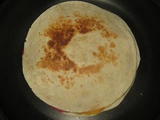 QUESADILLA DE SALAMI Y TOMATE