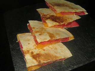 QUESADILLA DE SALAMI Y TOMATE