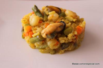 Arroz amarillo con verduras, mejillones y gambas