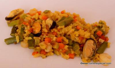 Arroz amarillo con verduras variadas, gambas peladas y mejillones sin concha