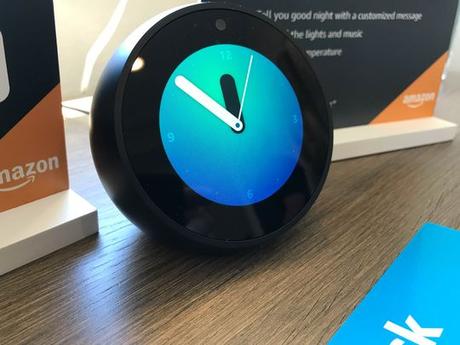 Un Amazon Echo Dot en el dormitorio de un Amazon Experience Center en un desarrollo residencial de Lennar en Vallejo, Calif. Todas las casas cuentan con Wi-Fi, termómetros inteligentes, iluminación, timbres preinstalados y timbres, y el personal Alexa activado por voz de Amazon dispositivos auxiliares para ejecutarlos. La experiencia ofrece a los clientes la oportunidad de interactuar con la tecnología en un entorno de la vida real.