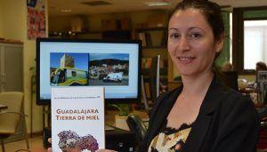 Dos técnicos de la red de Bibliobuses de Guadalajara recogen en un libro las tradiciones de la provincia en torno a la miel y la apicultura