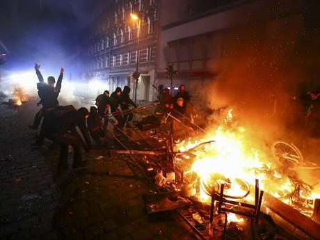 VIOLENCIA CALLEJERA EN LA EUROPA MÁS PRÓSPERA  La violencia en las calles de las grandes ciudades europeas es un fenómeno en constante crecimiento. Lo curioso es que los que se echan a la calle con ganas de gresca están integrados en una sociedad sin v...