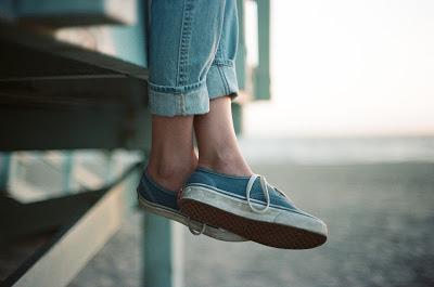 Zapatillas en la playa