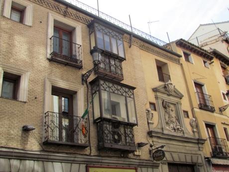 Los balcones cubiertos de Toledo. España