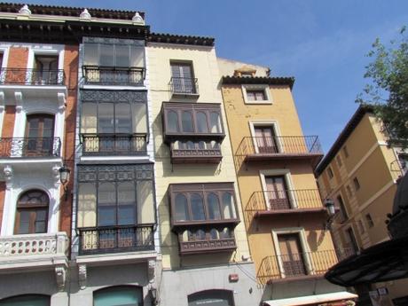 Los balcones cubiertos de Toledo. España