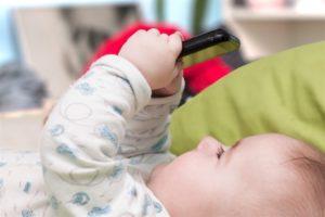 Los pediatras alertan a los padres: no usen el móvil como chupete emocional bebe con movil