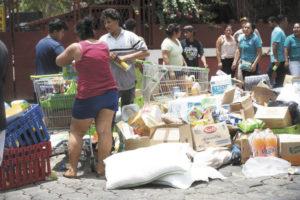 Managua 22 de Abril 2018 En el Maxipali de la entrada del Madroño cargaban con lo que podian antes que llegara la policia a impedir que siguieran saqueando y destruyendo el establecimiento. Foto Jader Flores/ LA PRENSA
