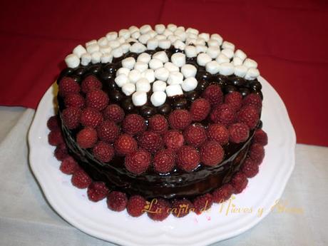 Tarta de chocolate, almendras y frambuesas