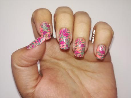 Diseño de uñas tropical con flamencos Diseño de uñas tropical con flamencos
