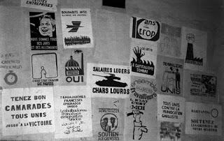 Tablón de anuncions con múltiples folletos y consignas revolucionarias.