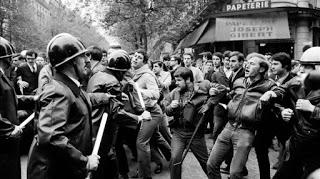 Manifestantes enfrentándose a las fuerzas antidisturbios.