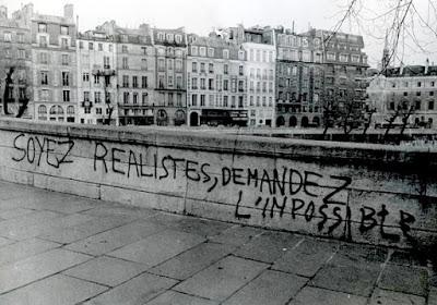 Pintada en un puente sobre el Sena. Sed realistas, pedid lo imposible.