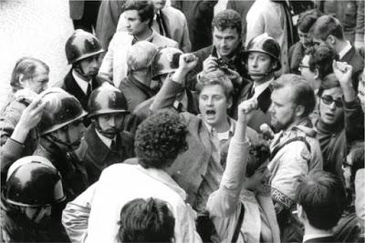 Daniel-Cohn Bendit, fuertemente custodiado. Daniel-Cohn Bendit, fuertemente custodiado.
