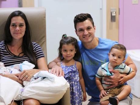 Meghan Davidson, a la izquierda, con su esposo Matthew y