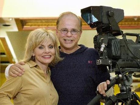 En esta foto de 2002, Jim Bakker y su esposa Lori se paran