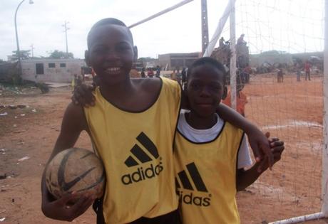 Toni Cortés: “Gran parte da poboación de Angola non pode acceder nin a ter unhas botas ou un balón de fútbol”