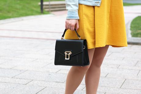 Outfit spotychic con vestido amarillo