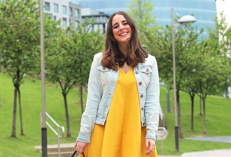 Outfit spotychic con vestido amarillo