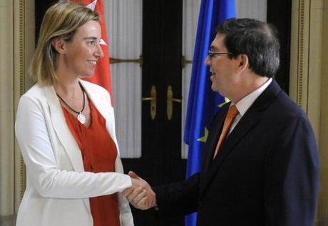 El canciller de Cuba, Bruno Rodríguez, saluda a la alta representante de la UE para Asuntos Exteriores y Políticas de Seguridad, Federica Mogherini. Foto: Escambray