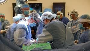 Realizan la primer trasplante de pene y escroto en el mundo.