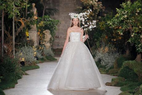 La prestigiosa diseñadora Reem Acra nos transporta a un bosque encantado lleno de bellas princesas con su desfile de la BBFW de 2018