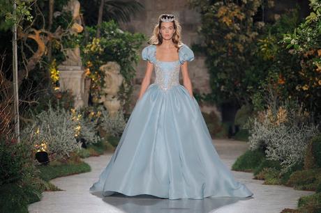 La prestigiosa diseñadora Reem Acra nos transporta a un bosque encantado lleno de bellas princesas con su desfile de la BBFW de 2018