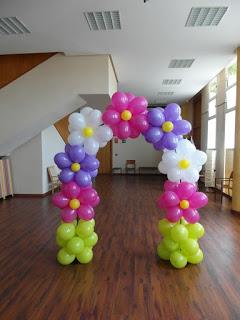 Aprende cómo hacer arcos de globos con forma de flor