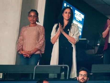 Meghan Markle y su madre Doria Ragland (L) en el