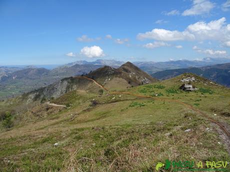 Ruta al PICO COGOLLA desde AVALLE, Parres Conectando con la pista en la zona alta de la Sierra del Monte Cogolla