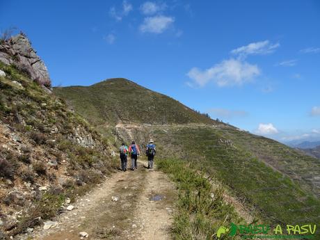 Ruta al PICO COGOLLA desde AVALLE, Parres Pista bajo el Pico Cogolla
