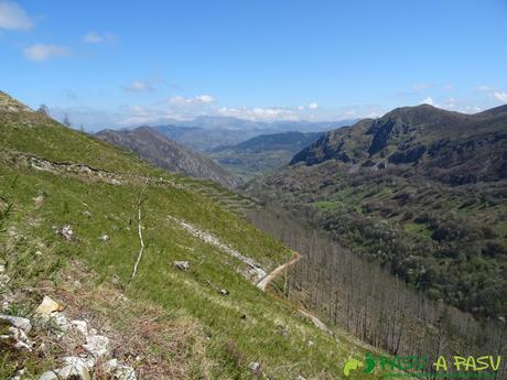 Ruta al PICO COGOLLA desde AVALLE, Parres Vista hacia el norte subiendo al Pico Cogolla