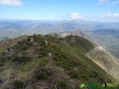Ruta al PICO COGOLLA desde AVALLE, Parres Bajando del Pico Cogolla