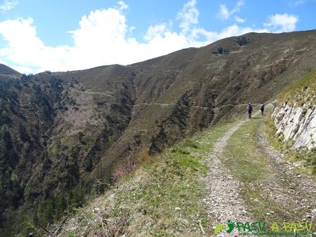 Ruta al PICO COGOLLA desde AVALLE, Parres Pista subiendo al Pico Cogolla.