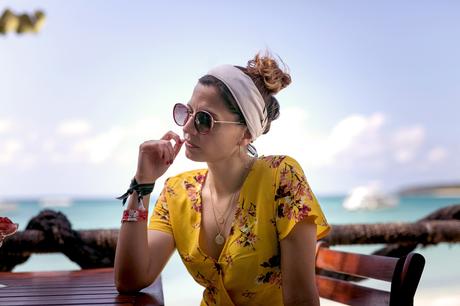 outfit con vestido corto de verano amarillo