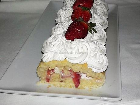 Rollo de crema pastelera, fresas y crema chantilly rollo de fresas