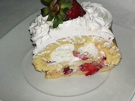 Rollo de crema pastelera, fresas y crema chantilly rollo de fresas