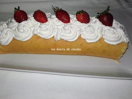 Rollo de crema pastelera, fresas y crema chantilly Rollo de crema pastelera, fresas y crema chantilly