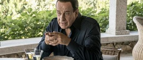 Toni Servillo caracterizado como il Cavaliere.