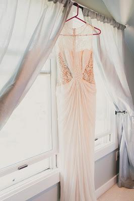 Vestido de novia colgado de la ventana
